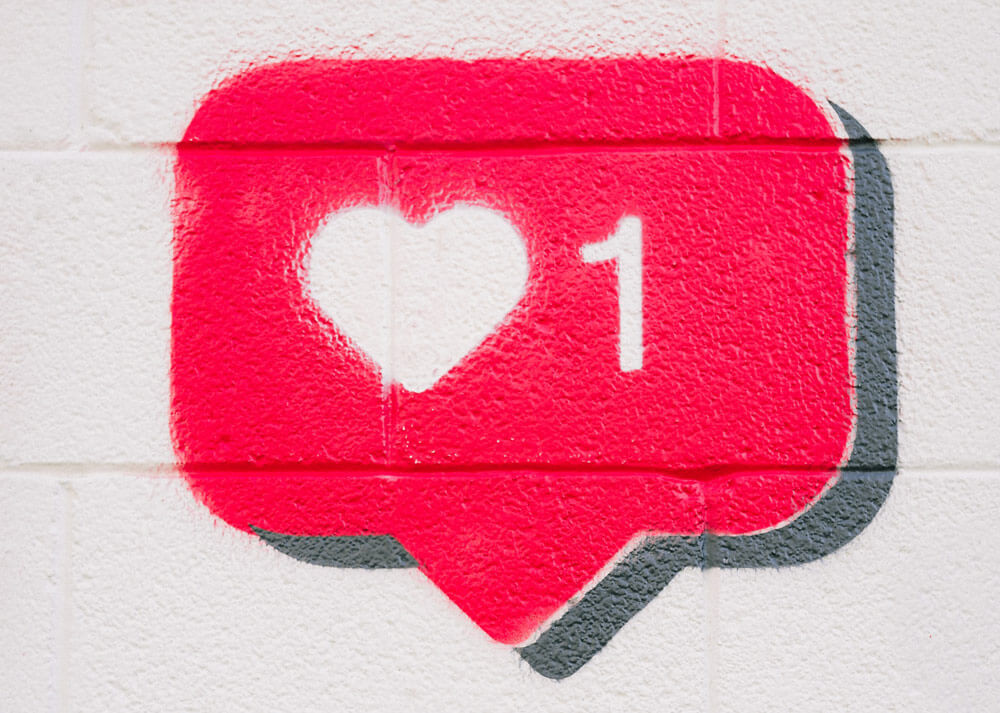 red Instagram notification bubble with 1 heart